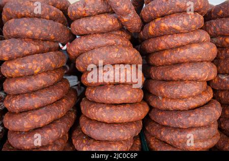 Roter iberischer Chorizo am Straßenmarkt. Nahaufnahme Stockfoto