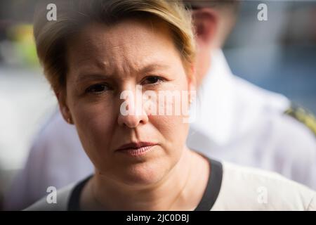 Berlin, Deutschland. 08.. Juni 2022. Bürgermeisterin Franziska Giffey spricht von 'Amoktat'. Quelle: Christoph Soeder/dpa/Archivbild/dpa/Alamy Live News Stockfoto