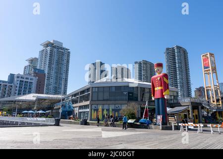 New Westminster, BC, Kanada - April 22 2021 : River Market und der höchste Blechsoldat der Welt. New Westminster Quay. Stockfoto