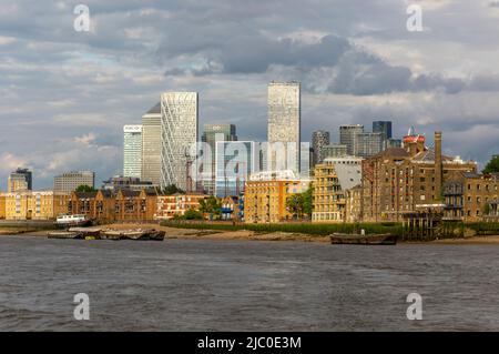 Blick von Rotherhithe auf die Bürohochhäuser in Canary Wharf, Docklands, London, England, Großbritannien Stockfoto