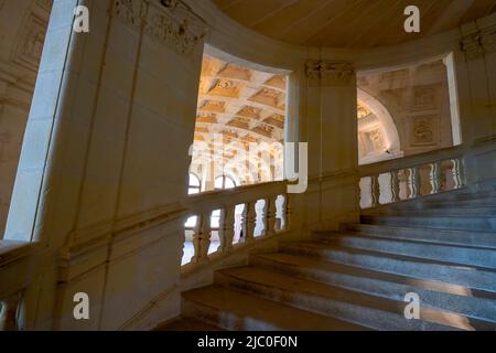 Die Wendeltreppe im Inneren des Château de Chambord in Chambord, Centre-Val de Loire, Frankreich. Es wurde gebaut, um als Jagdschloss für Francis zu dienen Stockfoto