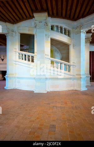 Die Wendeltreppe im Inneren des Château de Chambord in Chambord, Centre-Val de Loire, Frankreich. Es wurde gebaut, um als Jagdschloss für Francis zu dienen Stockfoto