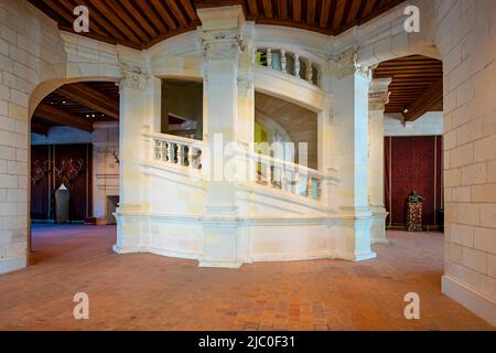 Die Wendeltreppe im Inneren des Château de Chambord in Chambord, Centre-Val de Loire, Frankreich. Es wurde gebaut, um als Jagdschloss für Francis zu dienen Stockfoto