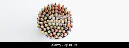 Sammlung von bunten Bleistiften in runden Behälter platziert Stockfoto