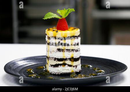 Passionsfrucht-Mousse-Kuchen mit Schokolade-Schicht Stockfoto