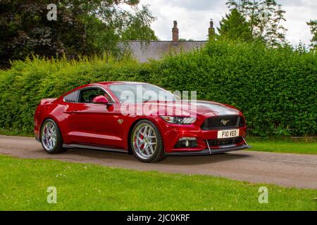 2016 roter Ford Mustang GT 5,0 4951cc 6-Gang-Schaltgetriebe bei Ankunft in worden Park Motor Village, Leyland, Großbritannien Stockfoto