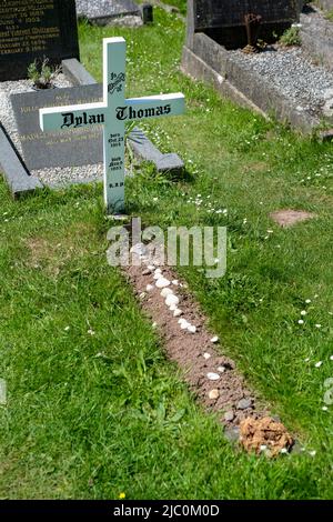 Grab des Dichters und Schriftstellers Dylan Thomas, St. Martin's Church, Laugharne, Dyfed, Wales Stockfoto