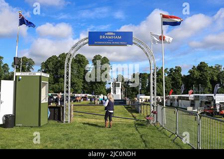 Die Bodenmitarbeiter im Bramham Park bereiten die Arena für den Start der heutigen Internationalen Pferdetrials vor Stockfoto