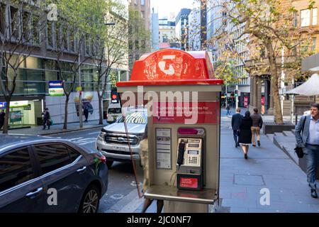 Telstra-Telefonzelle mit Telefonhörer für Telefongespräche, im Stadtzentrum von Sydney, NSW, Australien Stockfoto