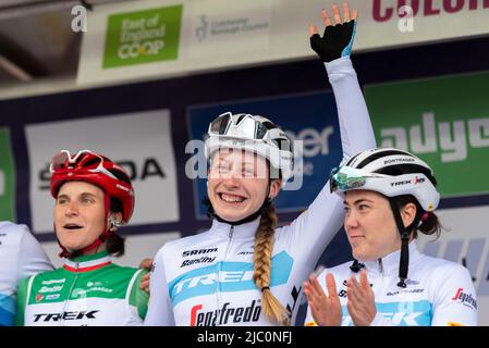 Radfahrer des Teams Trek Segafredo im Colchester Sports Park melden sich an, bevor sie am UCI Women’s Tour-Radrennen teilnehmen. Elynor Bäckstedt Stockfoto