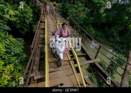 Am 7. Juni 2022 überqueren die Bewohner eine beschädigte Brücke im Gebiet Bogor, West-Java, Indonesien Stockfoto