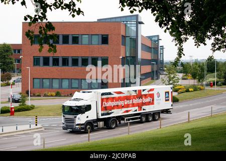 Ein Aldi-Lkw kehrt zum Hauptsitz und Lager von Aldi in Atherstone, England, Großbritannien, zurück. Der Hauptsitz von Aldi befindet sich seit 1990 in der Stadt. Die Hauptbüros sind hinter dem Fahrzeug zu sehen. BEACHTEN SIE DAS Bild, das von der öffentlichen Straße, nicht auf dem Aldi-Grundstück, aufgenommen wurde. Stockfoto