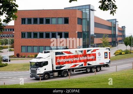 Ein Aldi-Lkw kehrt zum Hauptsitz und Lager von Aldi in Atherstone, England, Großbritannien, zurück. Der Hauptsitz von Aldi befindet sich seit 1990 in der Stadt. Die Hauptbüros sind hinter dem Fahrzeug zu sehen. BEACHTEN SIE DAS Bild, das von der öffentlichen Straße, nicht auf dem Aldi-Grundstück, aufgenommen wurde. Stockfoto