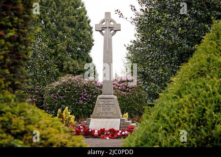 Das Kriegsdenkmal auf dem Atherstone Friedhof. Das Denkmal erinnert an die beiden Weltkriege. Jedes Jahr findet am elften Monat, am elften Tag der elften Stunde, ein Gedenkdienst auf dem Gedenkplatz statt. Stockfoto