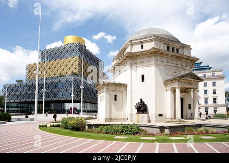 Die Hall of Memory, Birmingham. Die 1925 eröffnete Hall of Memory ist ein Denkmal für die Männer und Frauen von Birmingham, die ihr Leben im Ersten Weltkrieg, im Zweiten Weltkrieg und seit 1945 im aktiven Dienst gaben. Diese Website enthält eine Datenbank mit allen Namen, die in drei Büchern der Erinnerung aufgezeichnet ist und in der Hall of Memory ausgestellt wird. Im Hintergrund die neue Bibliothek von Birmingham. Stockfoto