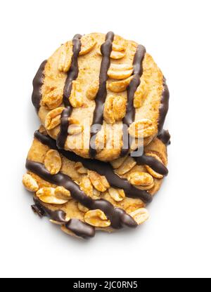 Chip-Cookies mit Erdnüssen und Schokoladenstreifen isoliert auf weißem Hintergrund. Stockfoto