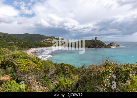 Panoramablick auf den Turm von Fautea oder Torra di Fautea (32 Meter, 105 Fuß), ein genuesischer Turm in der Gemeinde Zonza auf der Insel Korsika. Stockfoto