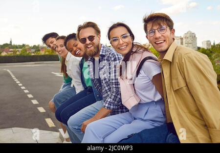 Gruppenportrait von fröhlichen jungen multiethnischen Freunden, die zusammen Spaß in der Stadt haben Stockfoto