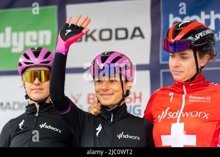 Radfahrer des Teams SD Worx im Colchester Sports Park melden sich an, bevor sie an der UCI Women’s Tour Radrennetappe 1 teilnehmen Stockfoto