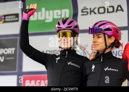 Radfahrer des Teams SD Worx im Colchester Sports Park melden sich an, bevor sie an der UCI Women’s Tour Radrennetappe 1 teilnehmen Stockfoto