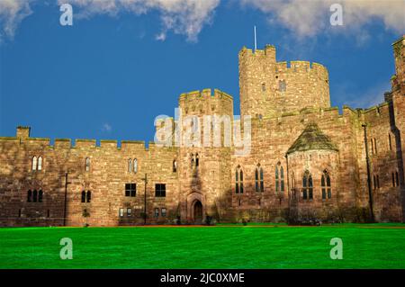 Peckforton Castle ist ein viktorianisches Landhaus im Stil eines mittelalterlichen Gebäudes Stockfoto