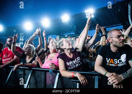 Neapel, Italien. 07.. Juni 2022. Unterstützer, Fans von Vasco Rossi während der Vasco Rossi - Nonstop Live 2022 Tour, Italienischer Sänger Musikkonzert in Neapel, Italien, Juni 07 2022 Quelle: Independent Photo Agency/Alamy Live News Stockfoto