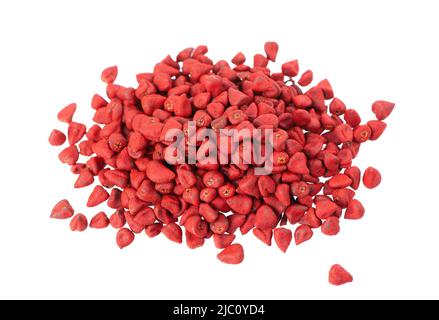 Annatto-Samen, isoliert auf weißem Hintergrund. Achiote Samen, bixa orellana. Natürlicher Farbstoff zum Kochen und Essen. Nahaufnahme. Draufsicht Stockfoto