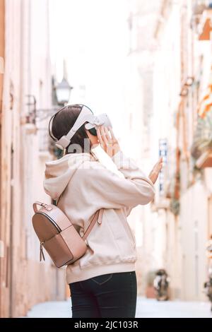 Frau mit vr-Headset im europäischen Street-Virtual-Travel-Konzept Stockfoto