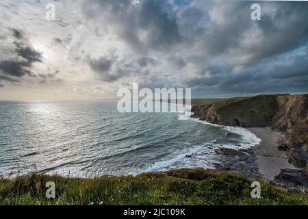 Der Pedngwinian Point blickt an einem stürmischen Abend zwei Stunden vor Sonnenuntergang auf Halzephron Stockfoto