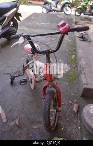 Kleines Fahrrad für Kinder vor dem Haus Stockfoto