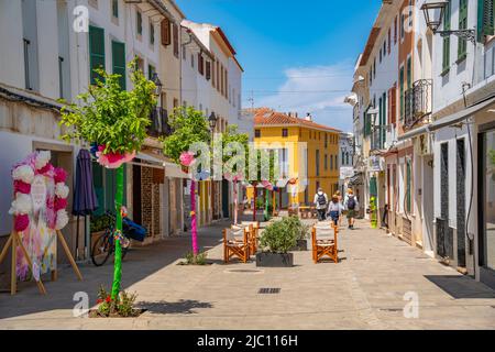 Blick auf die bunte Straße in Es Mercadal, Es Mercadal, Menorca, Balearen, Spanien, Europa Stockfoto