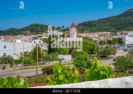 Blick auf die Kirche von Sant Martí del Mercadal, die Windmühle und die Stadt aus erhöhter Lage, Es Mercadal, Menorca, Balearen, Spanien, Europa Stockfoto