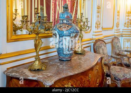 Louis XIV, zeremonielles Schlafzimmer, chinesisches Porzellan, Chateau de Chambord, Loire-Tal, Frankreich. Der wichtigste Schlafraum in der königlichen Wohnung Stockfoto