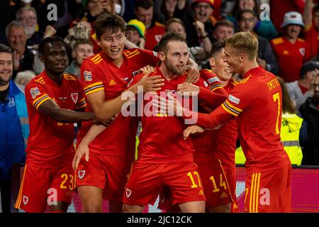 08-06-2022: Sport: Wales vs Nederland CARDIFF, VEREINIGTES KÖNIGREICH - 8. JUNI: Gareth Bale (Wales), Chris Mepham (Wales) und Matthew Smith (Wales) während der Zeit Stockfoto