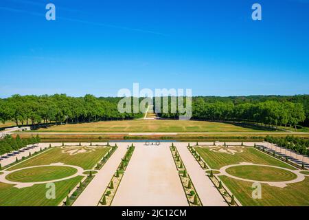 Die französischen Gärten von den Terrassen aus gesehen. Chateau de Chambord, Loire-Tal, Frankreich. Der Park, der das Gelände umgibt, ist voller wilder Tiere Stockfoto