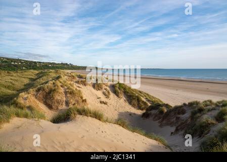 Schöner Frühlingsabend am Harlech Beach an der Küste von Nord-Wales. Blick über die Dünen auf das irische Meer. Stockfoto