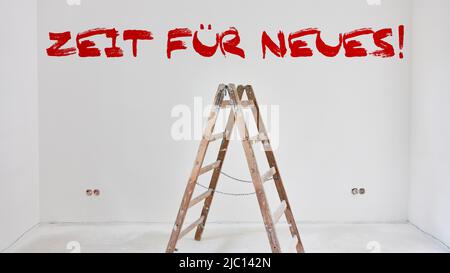 Deutscher Text 'Zeit für Neues' als Text an der Wand nach der Renovierung des Raumes als Neubeginnkonzept Stockfoto