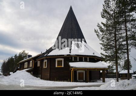 Santa's Village, Finnland - 20.. März 2022: Ein traditionelles Holzgebäude in Santa's Village, dem arktischen Kreis, Finnland. Stockfoto