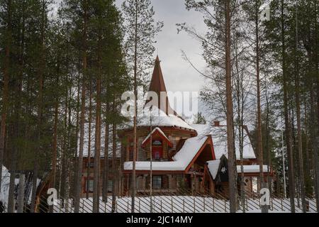 Santa's Village, Finnland - 20.. März 2022: Ein traditionelles Holzgebäude in Santa's Village, dem arktischen Kreis, Finnland. Stockfoto