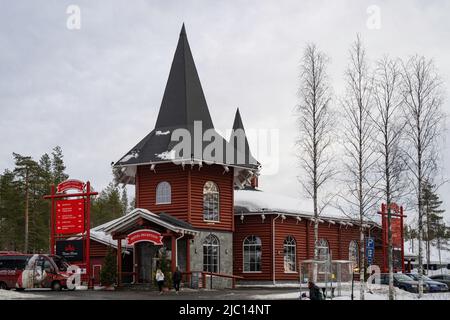 Weihnachtsdorf, Finnland - 20.. März 2022: Tourist am Eingang zum Weihnachtsmann Feriendorf Hotel, Finnland. Stockfoto