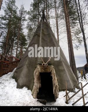 Weihnachtsdorf, Finnland - 20.. März 2022: Ein traditionelles sami kota aus Stoff, das im Weihnachtsdorf in Finnland ausgestellt wird. Stockfoto