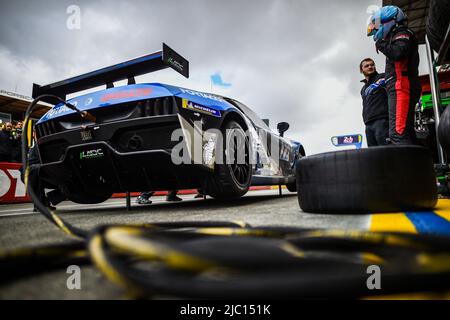 Le Mans, Frankreich, 08/06/2022, 72 COCAIGN Paul (Fra), FOLLENFANT (Fra), LADC Motorsport, Ligier JS2 R, Pitlane während der Hitze 3 der Ligier European Series 2022, auf dem Circuit de la Sarthe, vom 8. Bis 11. Juni 2022 in Le Mans, Frankreich - Foto Jean-Patrick Wagner / DPPI Stockfoto