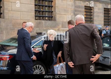 Amsterdam, Niederlande 9-6-2022, Prinzessin Beatrix Bei Der Ankunft Im Palast Am Staudamm In Amsterdam, Niederlande 9-6-2022 Stockfoto