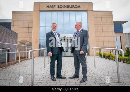 Justizsekretär Keith Brown (links) mit Gouverneur David Abernethy (rechts) während eines Besuchs im Edinburgh Gefängnis, als die schottische Regierung die Kaution und Freilassung aus dem Custody (Schottland)-Gesetz veröffentlicht. Bilddatum: Donnerstag, 9. Juni 2022. Stockfoto