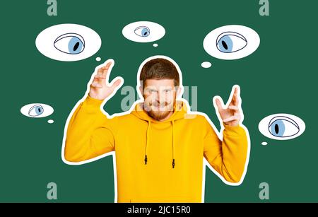 Collage zeitgenössischer Kunst. Junger Mann, der unter vielen Augen schrie, isoliert auf grünem Hintergrund. Konzept von Einfluss, Manipulation. Stockfoto