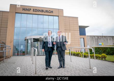 Justizsekretär Keith Brown (links) mit Gouverneur David Abernethy (rechts) während eines Besuchs im Edinburgh Gefängnis, als die schottische Regierung die Kaution und Freilassung aus dem Custody (Schottland)-Gesetz veröffentlicht. Bilddatum: Donnerstag, 9. Juni 2022. Stockfoto