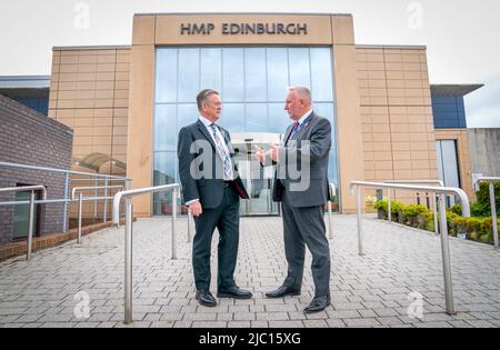 Justizsekretär Keith Brown (links) mit Gouverneur David Abernethy (rechts) während eines Besuchs im Edinburgh Gefängnis, als die schottische Regierung die Kaution und Freilassung aus dem Custody (Schottland)-Gesetz veröffentlicht. Bilddatum: Donnerstag, 9. Juni 2022. Stockfoto