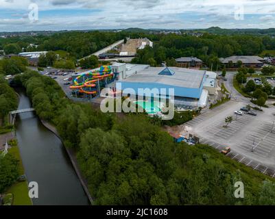 Ein verlassene und geschlossene Waterworld Swimming Stoke auf Trent nach dem Notfall 999 am 8. 2022. Juni Staffordshire Fire and Rescue Gäste erkrankt Stockfoto