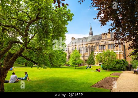 Entspannen Sie sich auf dem Rasen außerhalb am Balliol College in Oxford University Studenten. Oxford, England Stockfoto