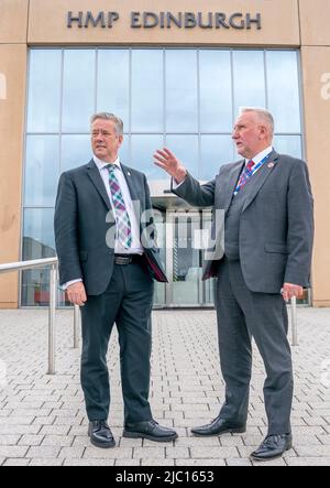 Justizsekretär Keith Brown (links) mit Gouverneur David Abernethy (rechts) während eines Besuchs im Edinburgh Gefängnis, als die schottische Regierung die Kaution und Freilassung aus dem Custody (Schottland)-Gesetz veröffentlicht. Bilddatum: Donnerstag, 9. Juni 2022. Stockfoto